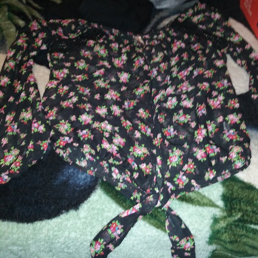 ɴᴏ ʙᴏᴜɴᴅᴀʀɪᴇs ғʟᴏᴡᴇʀ ᴏᴠᴇʀ sʜɪʀᴛ